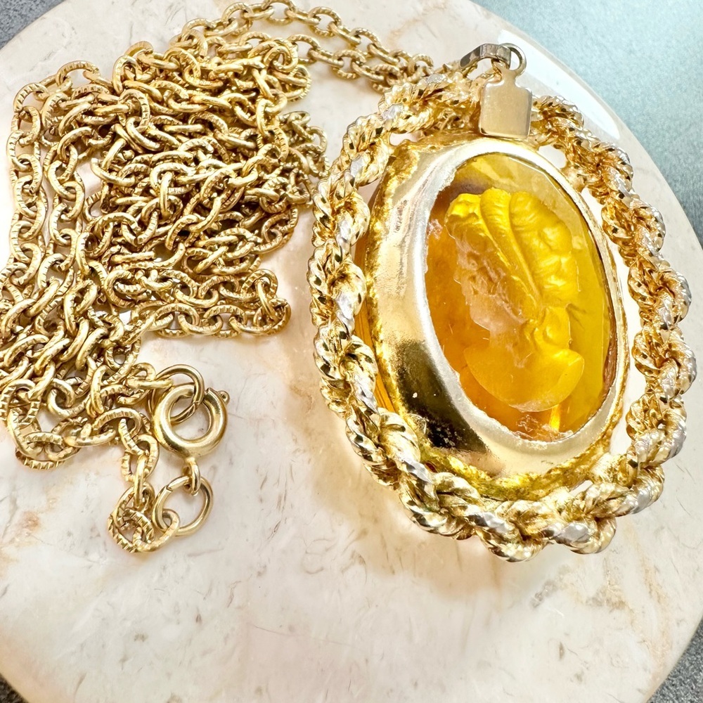 Vintage Amber Colored Glass Reverse Intaglio Cameo Pendant Gold Tone Necklace - Picture 5 of 6
